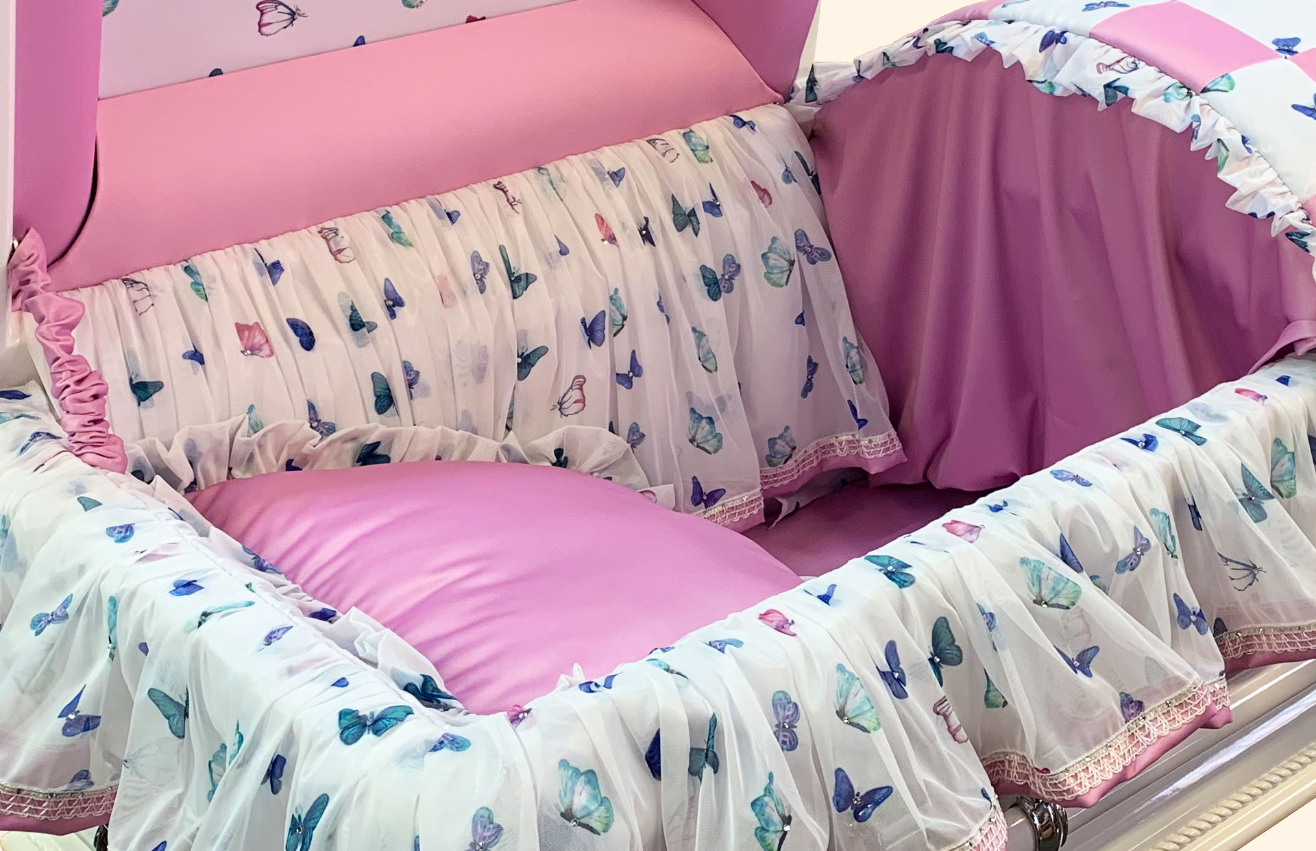Angel Wings pink interior in detail